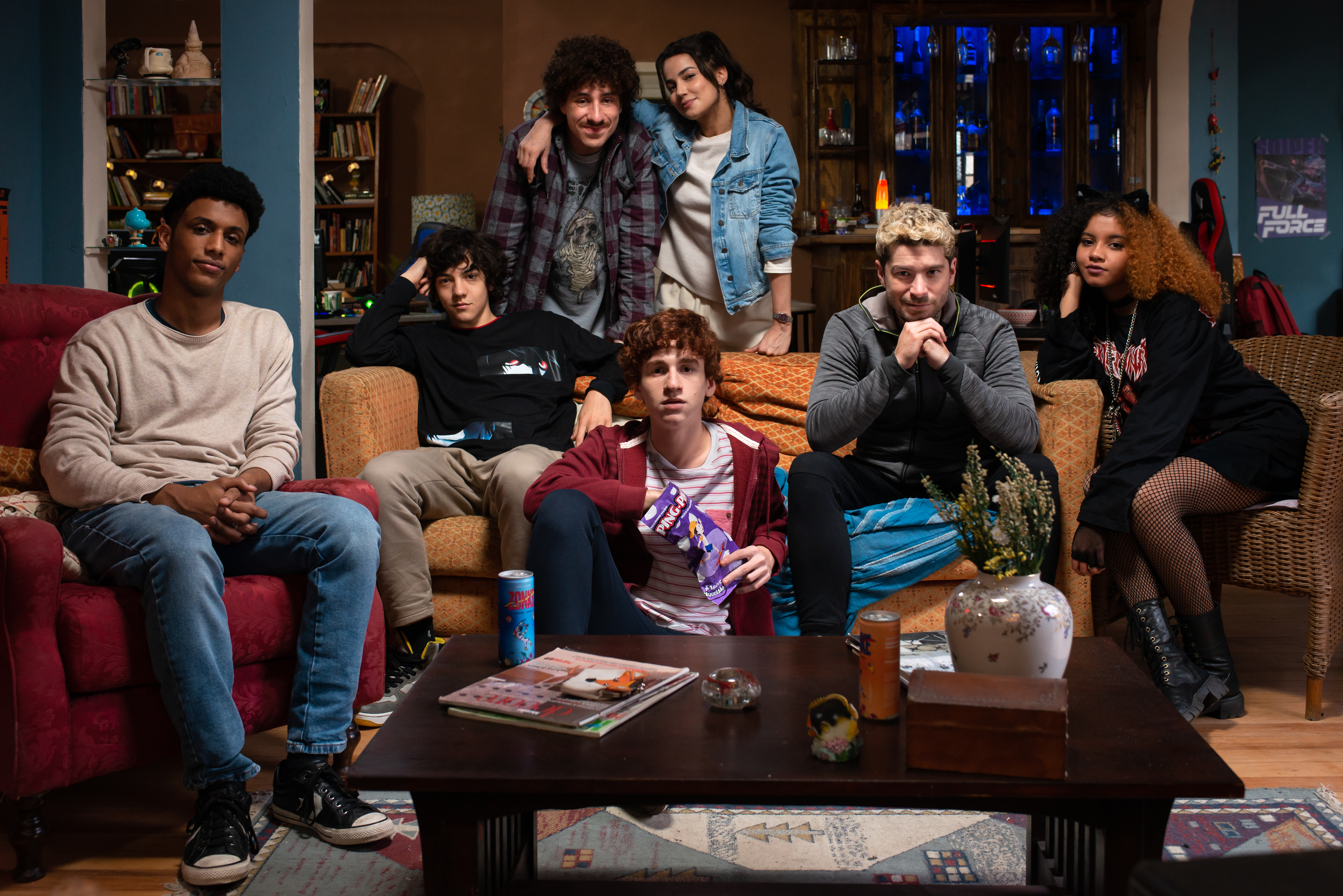 Rafa (Caio Cabral), Daniel (Cauã Martins), Patos (Erik Vesch) e Ana Paula (Nanda Marques), Ike (Luige Montez), Gui (Thiago Prade) e Kami (Laura Luz) – créditos Fabio Rebelo Rafa (Caio Cabral), Daniel (Cauã Martins), Patos (Erik Vesch) e Ana Paula (Nanda Marques), Ike (Luige Montez), Gui (Thiago Prade) e Kami (Laura Luz) posando em uma sala; alguns atores estão sentados em sofás e outros estão em pé