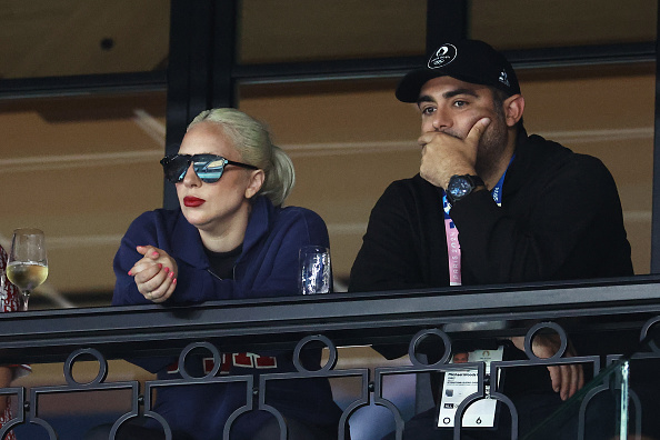 Lady Gaga assistindo a Ginástica Artística Feminina nos Jogos Olímpicos de Paris 2024