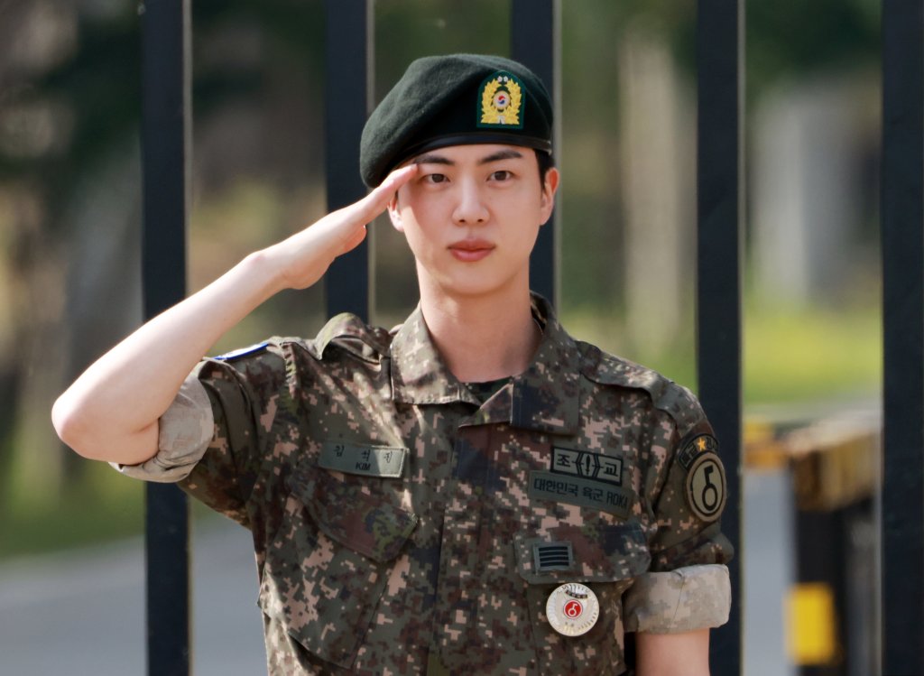 Jin, do BTS, posando para foto com roupa militar