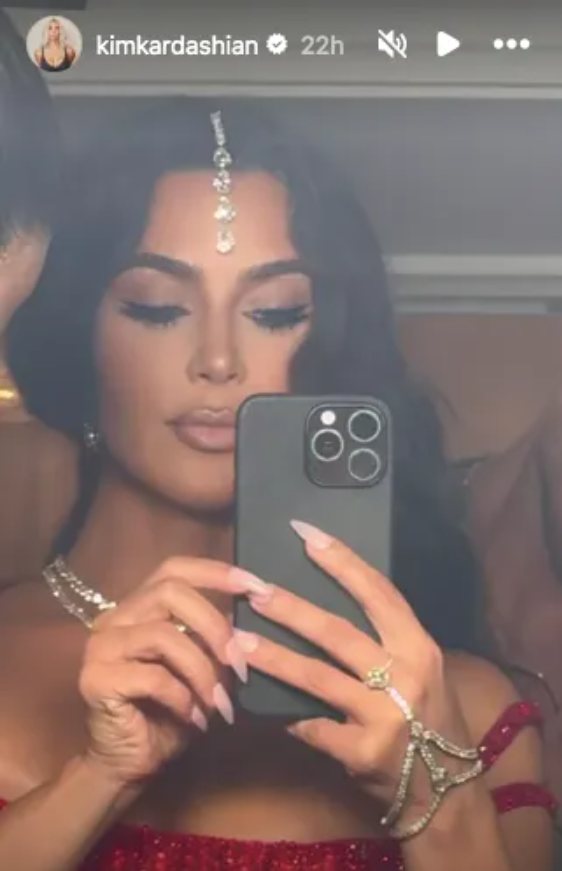 Kim Kardashian se inspira em Jasmine para look de casamento indiano