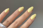 Nail arts com esmalte amarelo manteiga para você se inspirar na tendência