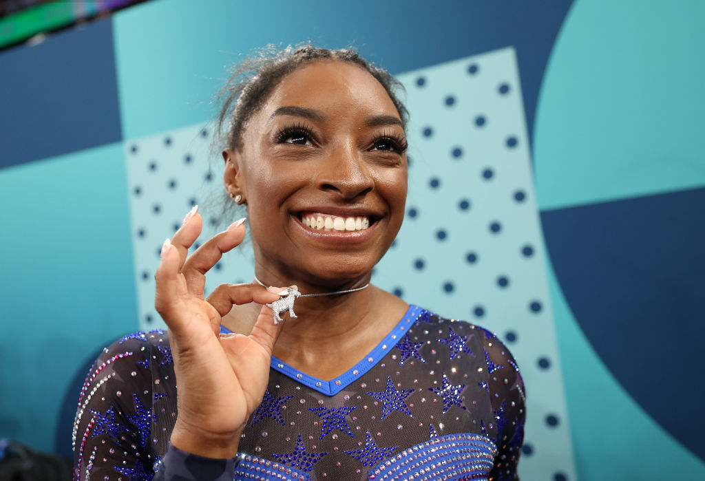 A medalhista de ouro Simone Biles, da equipe dos Estados Unidos, posa com um colar em forma de cabra depois de competir na final geral feminina de ginástica artística no sexto dia dos Jogos Olímpicos Paris 2024 na Bercy Arena