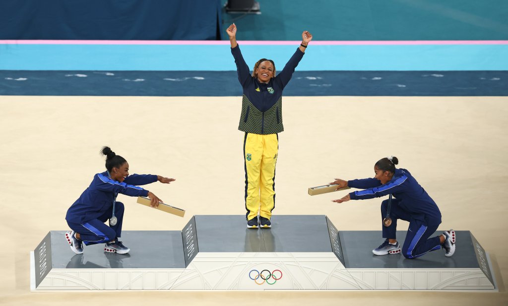 Rebeca Andrade foi reverenciada por ginastas americanas no pódio do solo dos Jogos Olímpicos