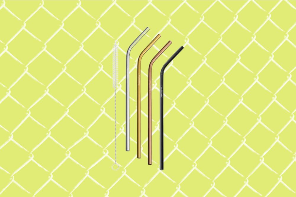 Imagem de um kit de quatro canudos de inox com um limpador de canudo, em um fundo amarelo e branco.