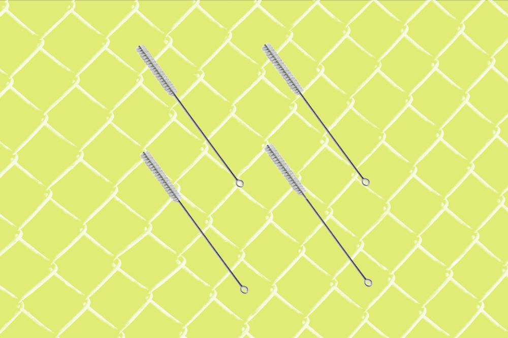 Imagem de um kit com quatro limpadores de canudo, em um fundo amarelo e branco.