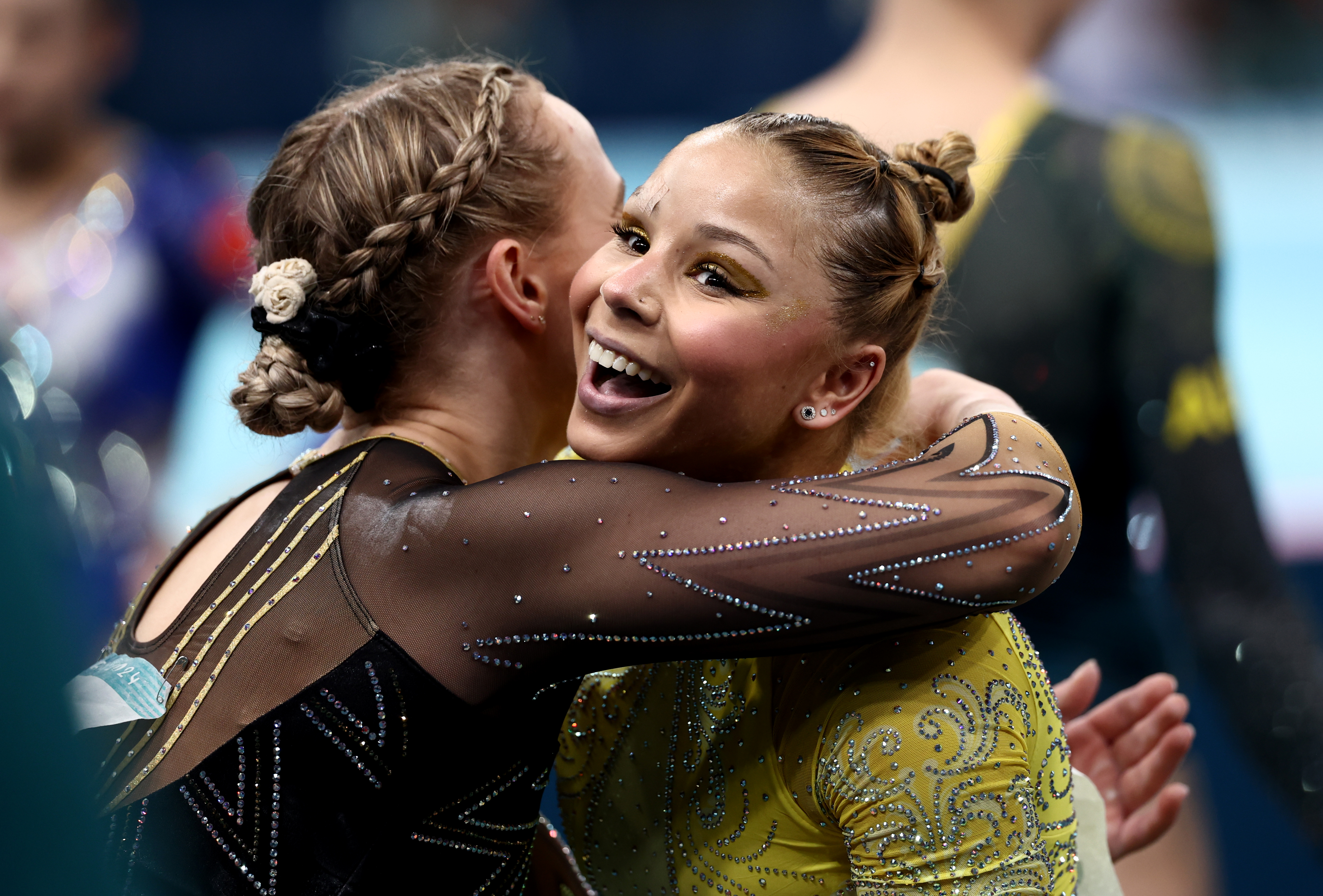 A brasileira Flavia Saraiva e a canadense Elsabeth Black se abraçando na final individual geral da ginástica artística nas Olimpíadas de Paris 2024