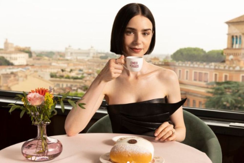 Lily Collins tomando café