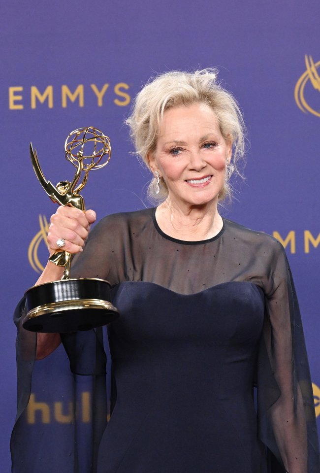 Jean Smart, vencedora do prêmio de Melhor Atriz Principal em Série de Comédia por "Hacks", no 76º Primetime Emmy Awards realizado no Peacock Theater em 15 de setembro de 2024 em Los Angeles