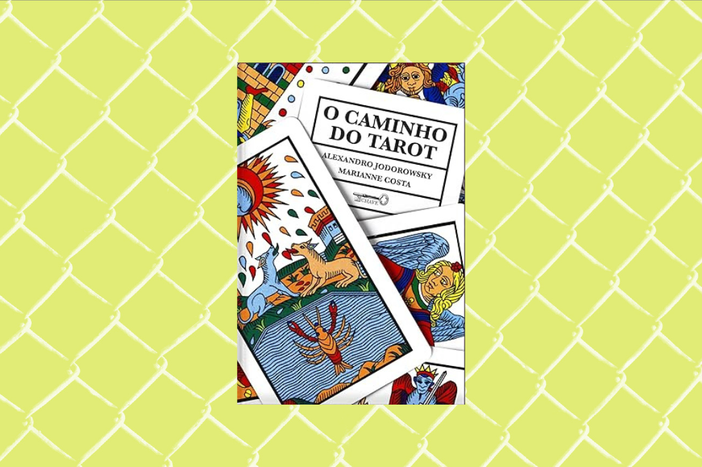 Imagem de um livro branco com desenhos de cartas de tarot em um fundo amarelo.