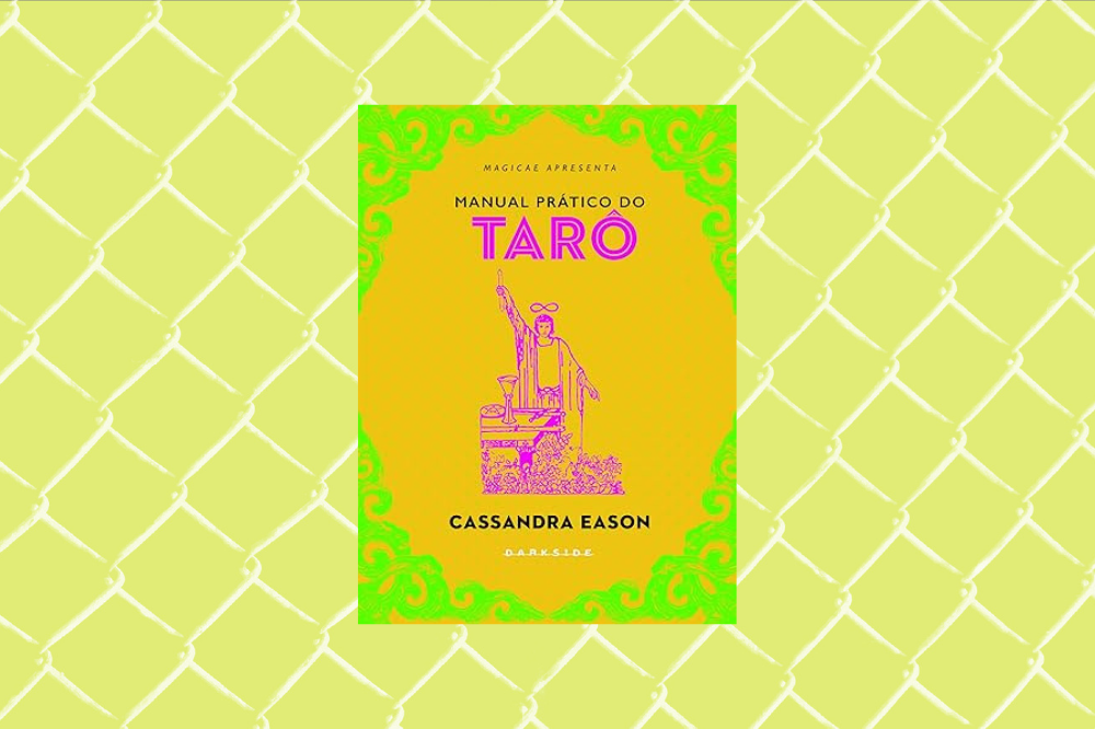 Imagem de um livro de tarot amarelo com detalhes verde neon e roxo em um fundo amarelo.