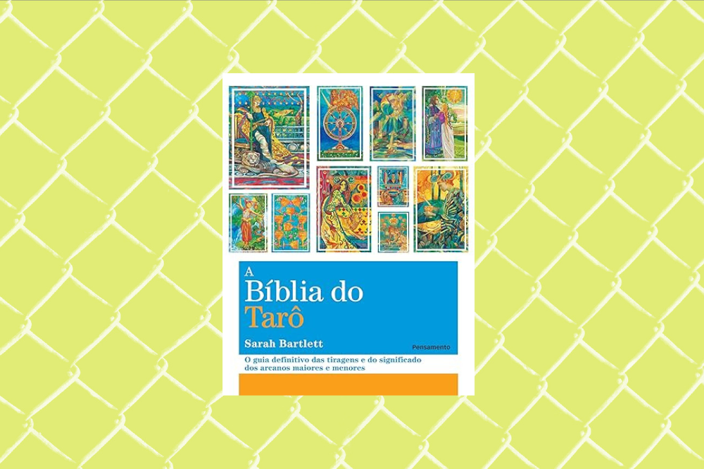 Imagem de um livro de tarot branco com detalhes em azul e laranja em um fundo amarelo.