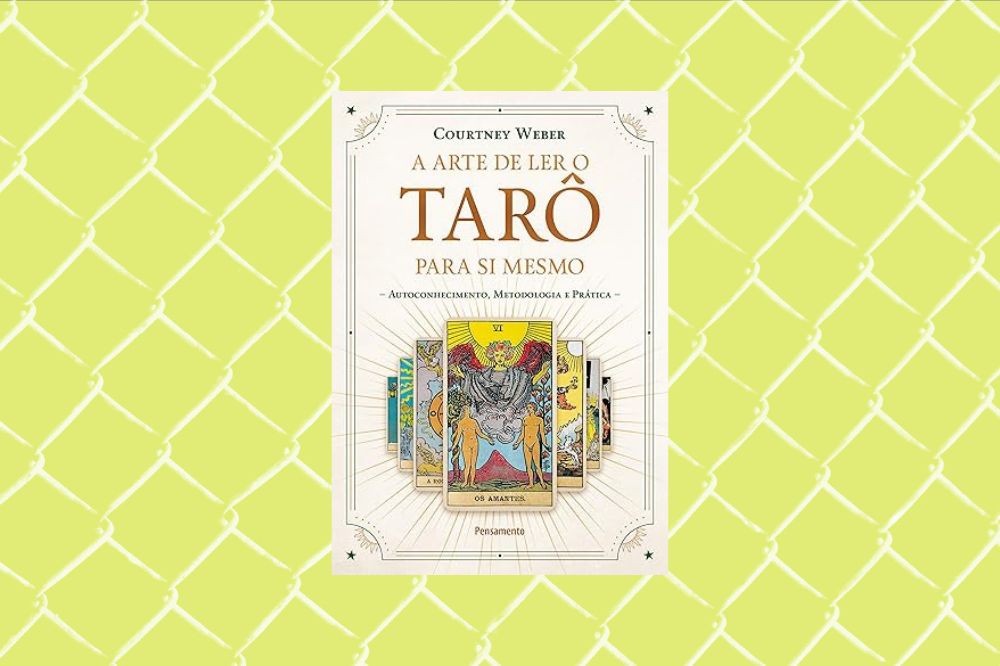 Imagem de um livro branco com desenhos de cartas de tarot em um fundo amarelo.