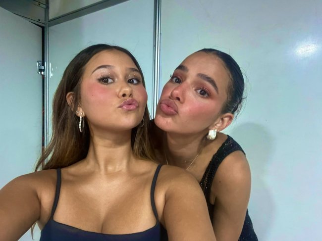 Nathalia e Bruna Marquezine fazem bico para a foto