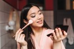 6 dicas que te ajudam a aplicar blush líquido sem manchar a pele