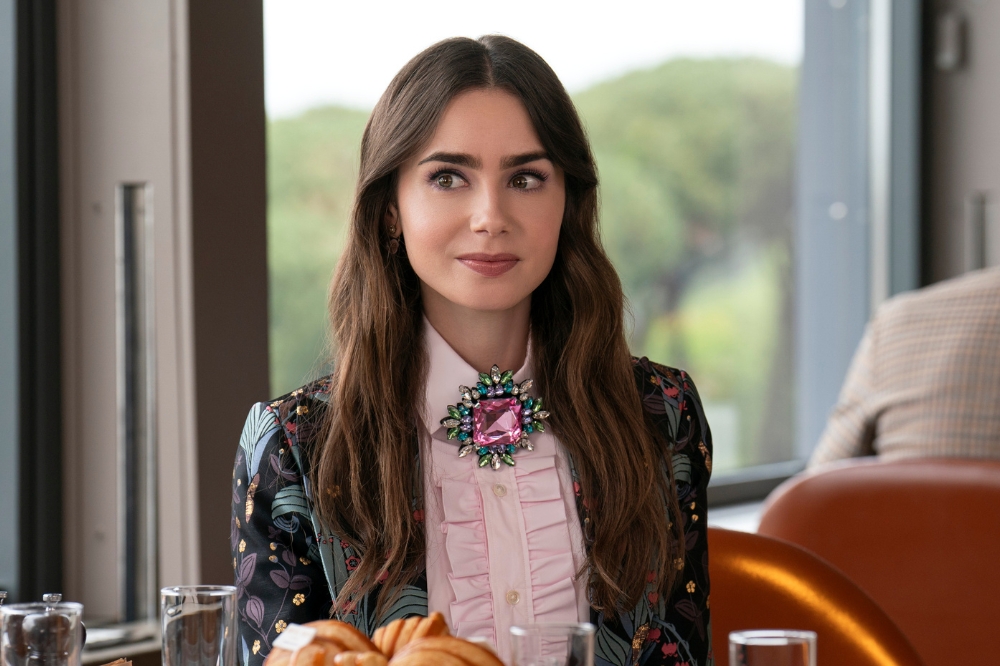 Lily Collins revela seu look preferido da 4ª t... | Capricho