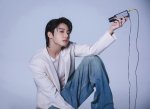 Jungkook, do BTS, usa chinelo brasileiro – e fãs têm a melhor reação