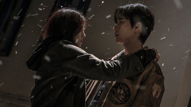 Foto dos atores Park Seo-joon e Han So-hee na série 'A Criatura de Gyeongseong', da Netflix