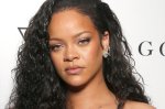 Look de Rihanna mostra como usar camisa esportiva de jeito sofisticado