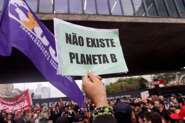 Manifestantes marcham por justiça climática e contra incêndios florestais que afetam todo o país em São Paulo, Brasil, em 22 de setembro de 2024.