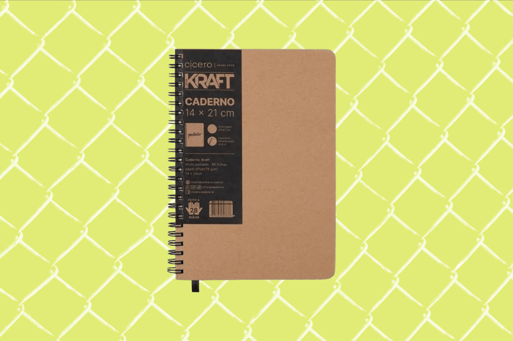 Imagem de um caderno com capa marrom kraft em um fundo amarelo com grades brancas.