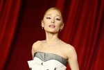 Look retrô de Ariana Grande é inspirado em vestido icônico de 1963