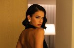 Bruna Marquezine usa vestido na cor amarelo manteiga em casamento