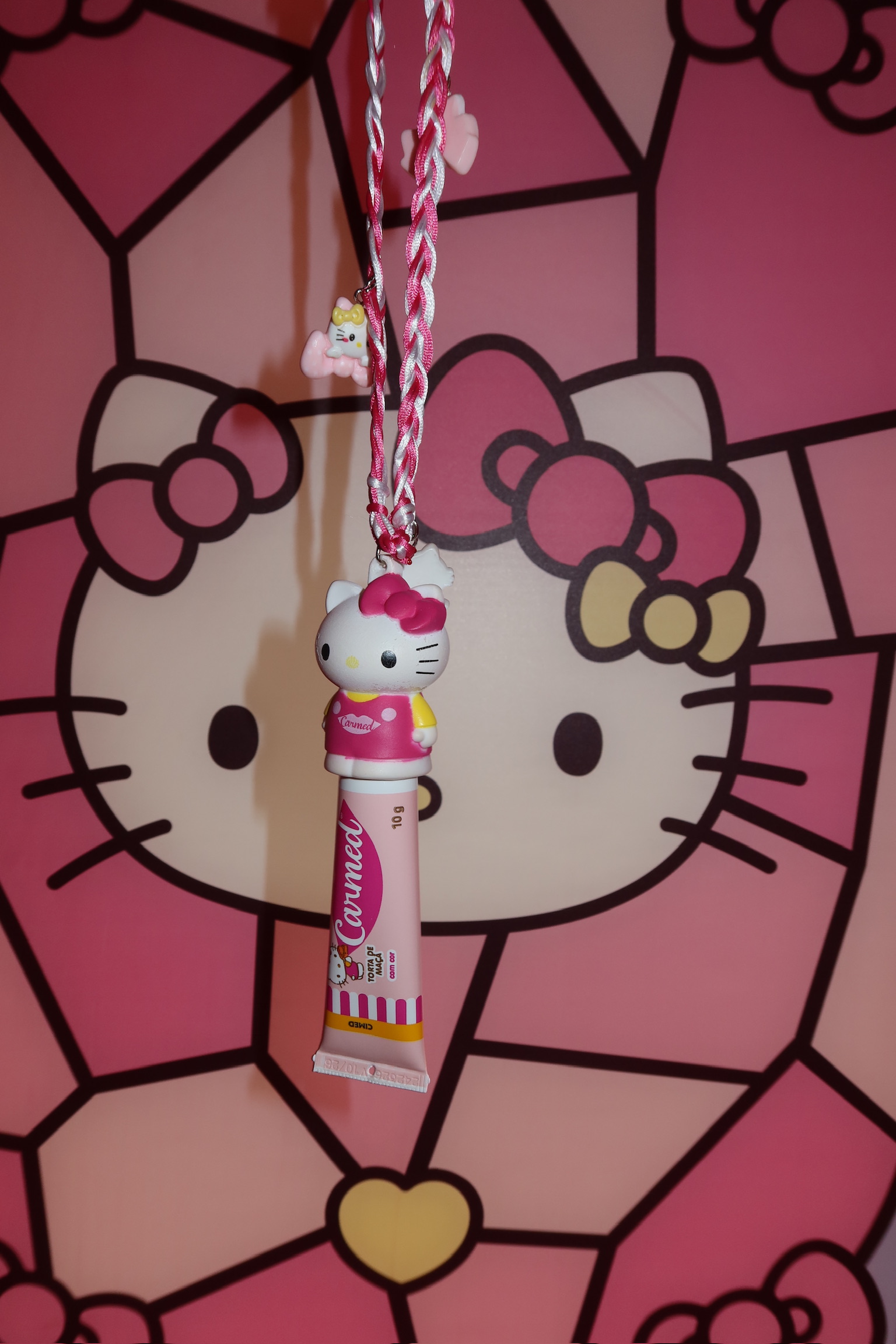 Hello Kitty e Carmed lançam hidratante labial de torta de maçã na cor vermelha