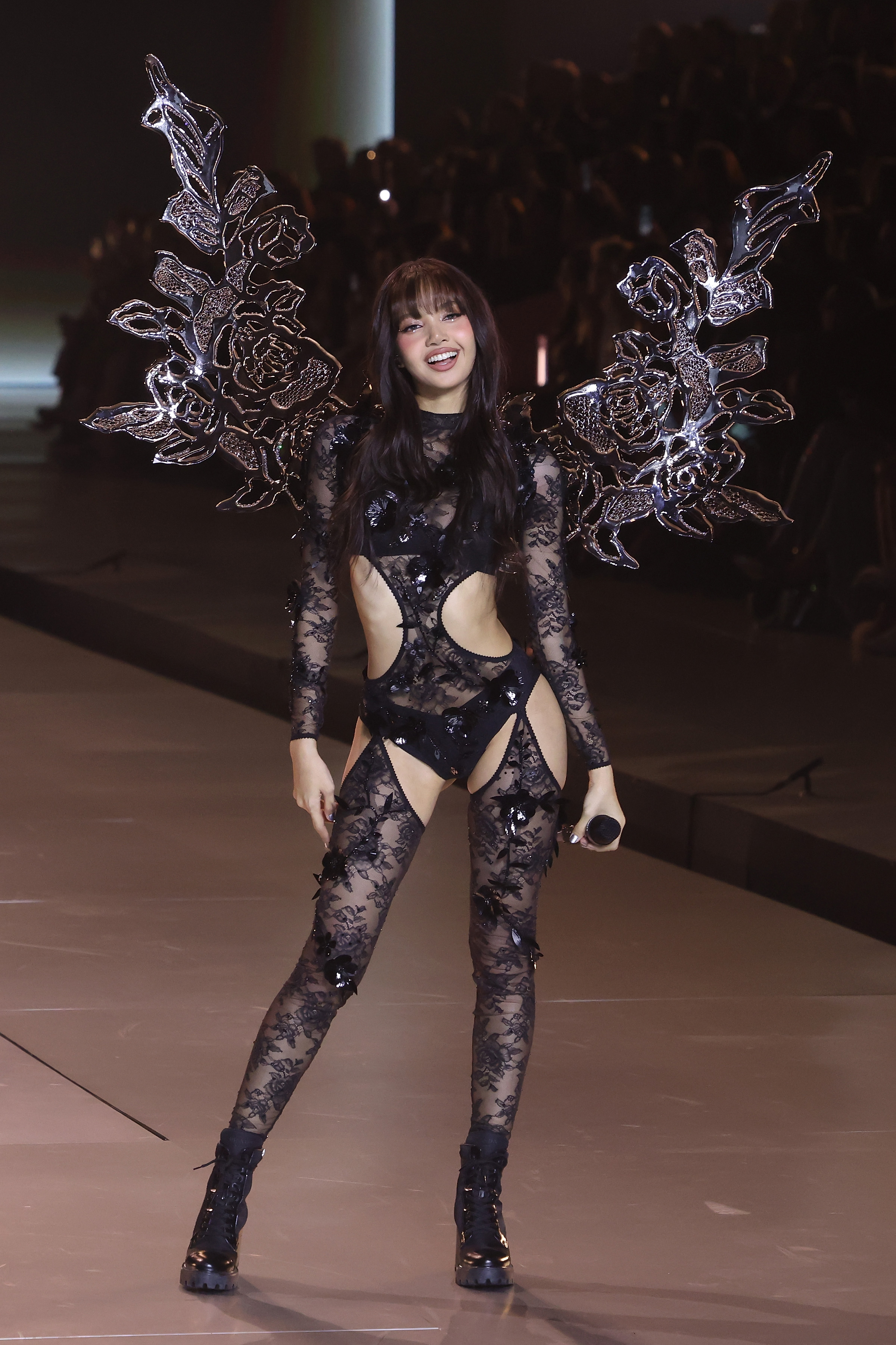 Lisa, do BLACKPINK, no Victoria's Secret Fashion Show 2024