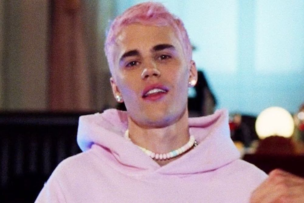 Justin Bieber no clipe de Yummy com cabelo e moletom rosa