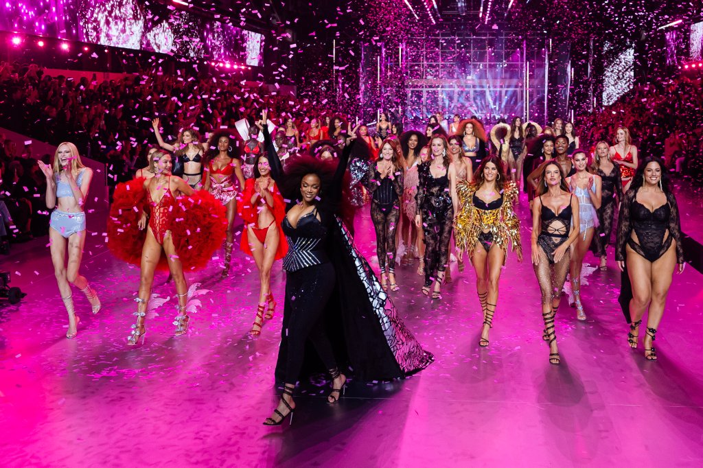 Tyra Banks e modelos no Victoria's Secret Fashion Show 2024