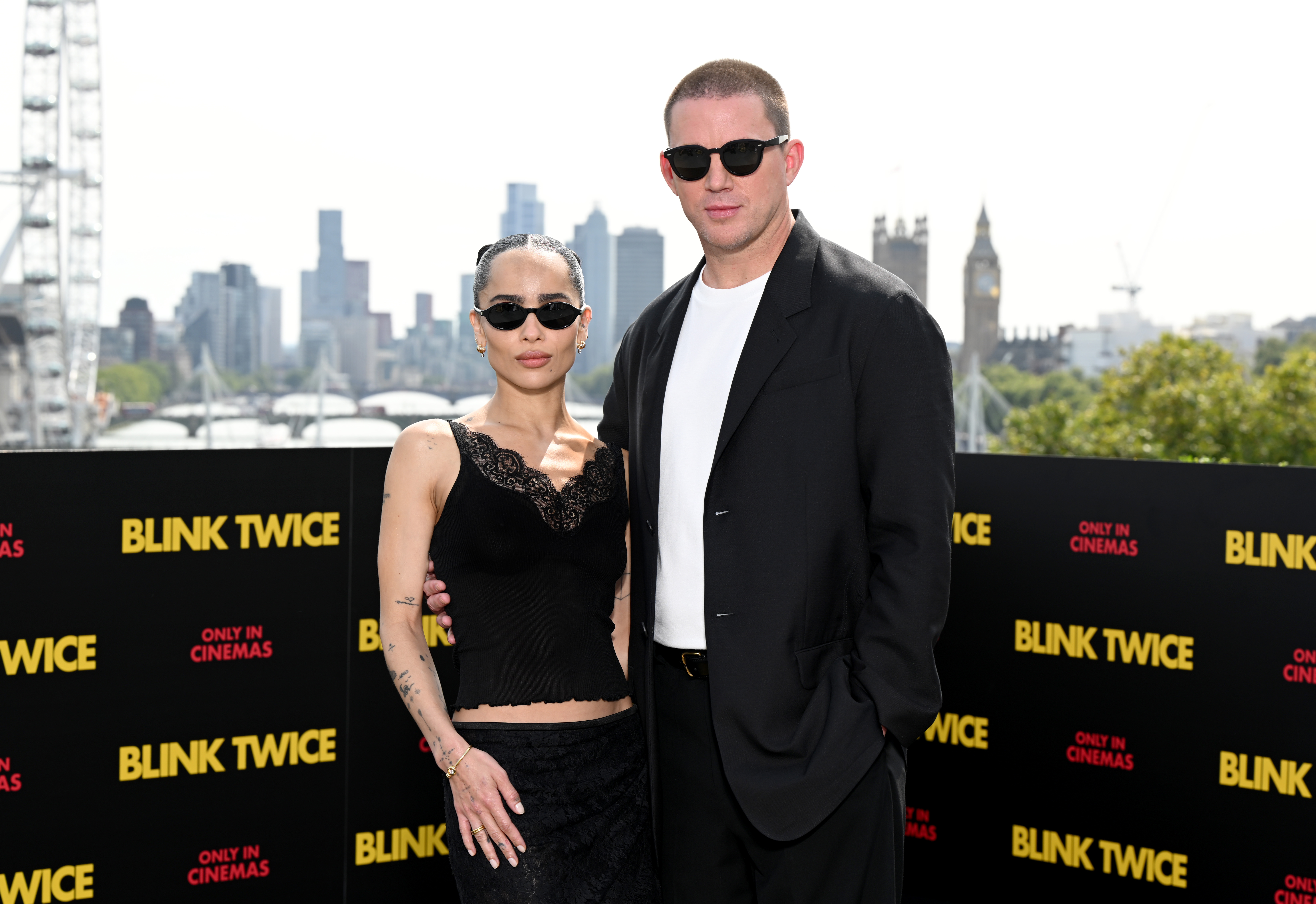 Zoë Kravitz e Channing Tatum posando juntos para foto