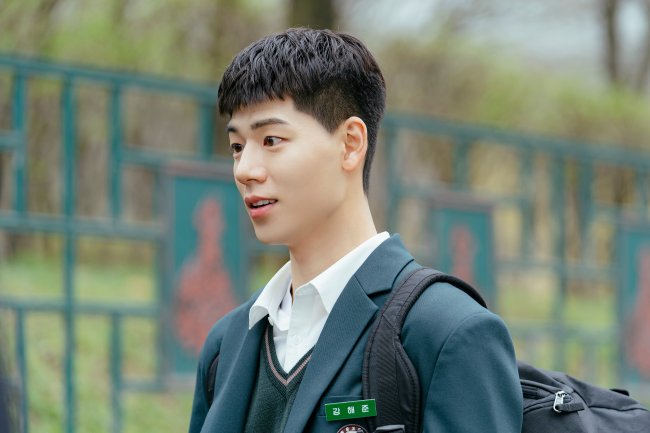 240930_Family by Choice_PR Still (3)_1727858225878_198 Hyeon-seong no k-drama 'Família por Escolha'.