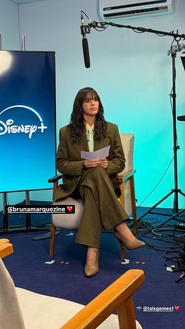 Bruna Marquezine usa look oversized com gravata na D23