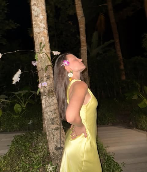 Larissa Manoela usa vestido amarelo manteiga na Tailândia