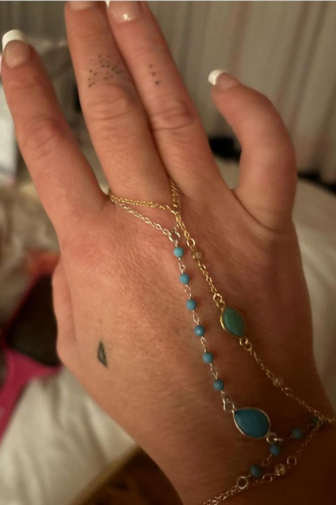 Britney Spears posta foto de pulseiras de mão da B Tiny, sua nova linha de joias