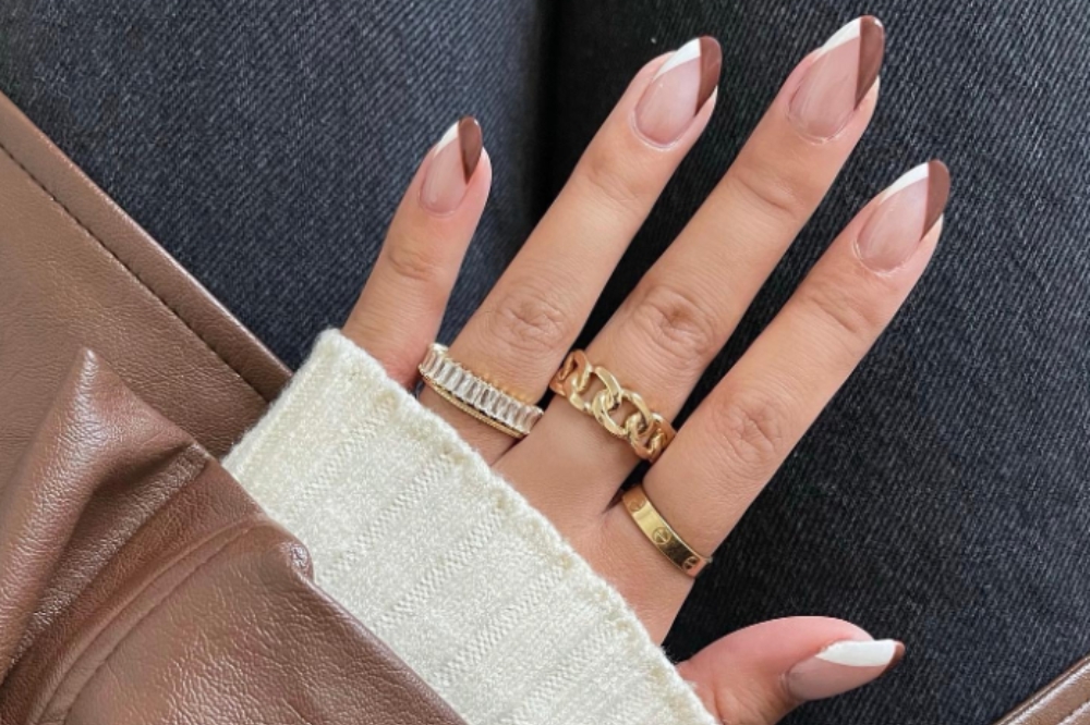 Unhas decoradas na cor Mocha Mousse, eleita cor de 2025 pela Pantone
