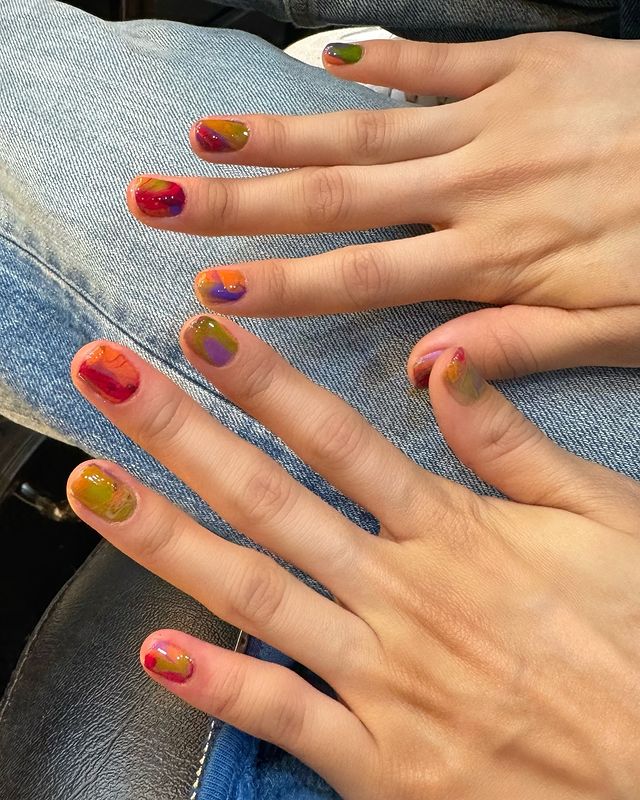 Rosé, do BLACKPINK, aposta em unhas coloridas e abstratas