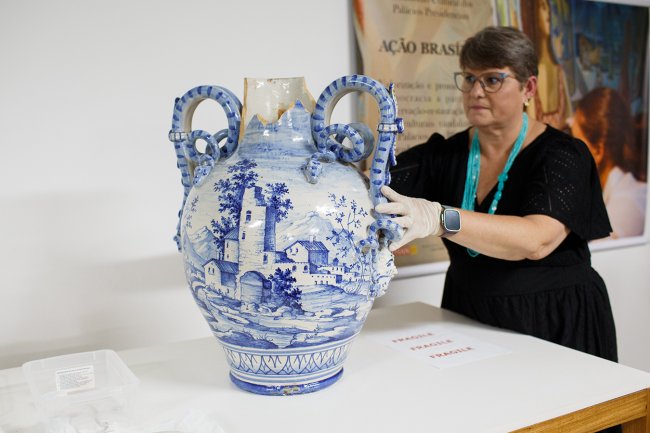 Uma ânfora, um vaso, foi um dos primeiros itens reapresentados ao público presente na cerimônia.