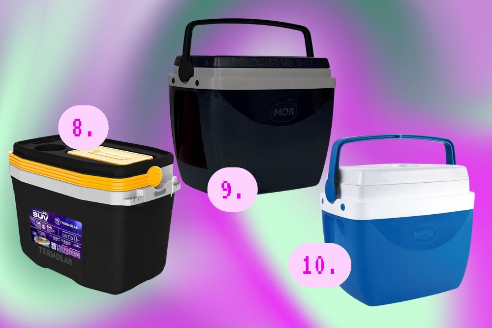Os coolers mais legais para levar na praia neste verão Imagem de três coolers, um azul e branco e dois pretos, em um fundo roxo e verde claro.