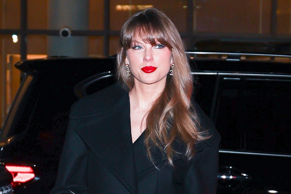 Taylor Swift com look preto em Nova York