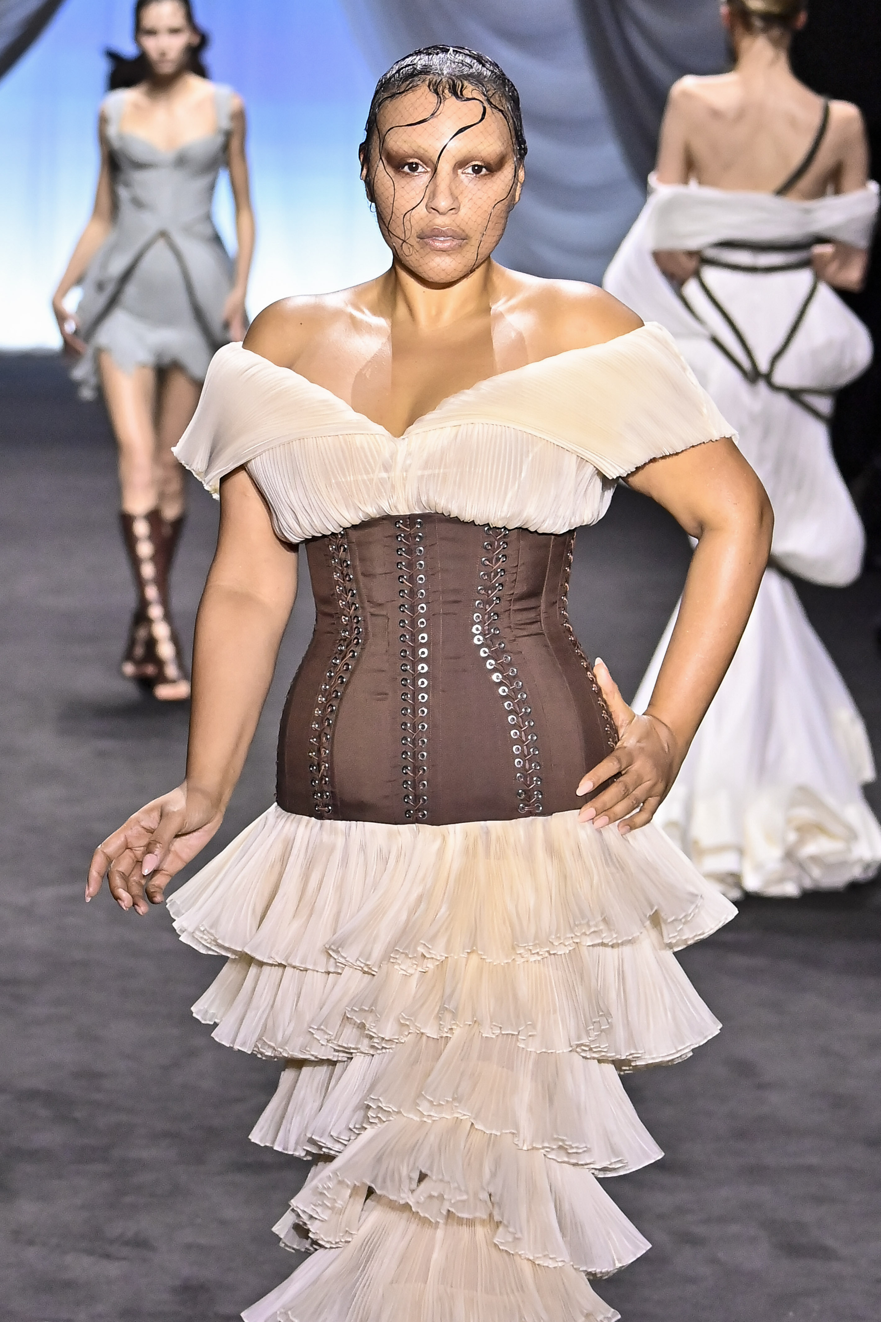 Paloma Elsesser no desfile de alta-costura primavera-verão 2025 da Jean Paul Gaultier pelo designer convidado Ludovic de Saint Sernin, em Paris