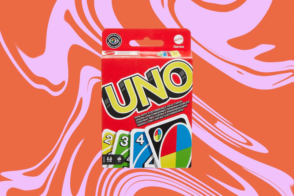 Imagem do jogo "Uno", em um fundo laranja e rosa.