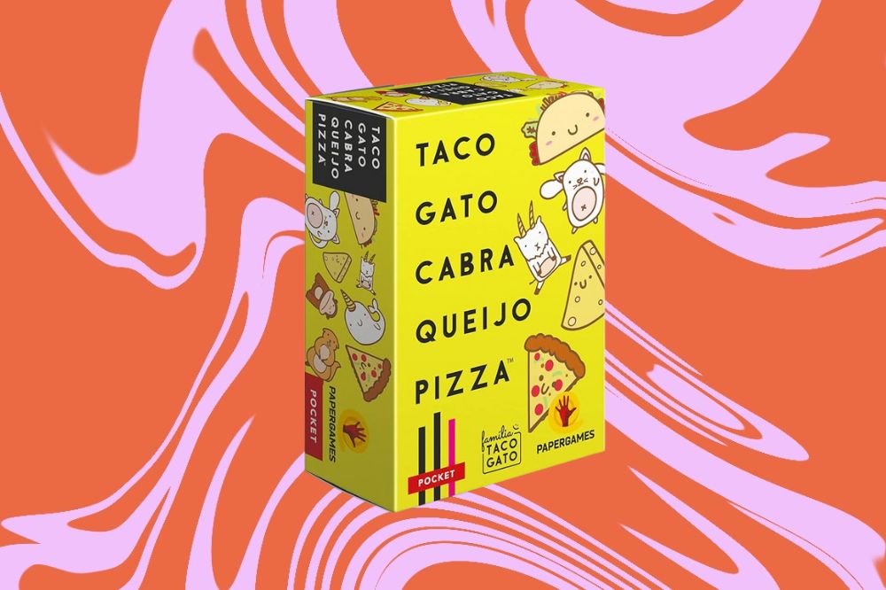 Imagem do jogo "Taco, Gato, Cabra, Queijo, Pizza", em um fundo laranja e rosa.