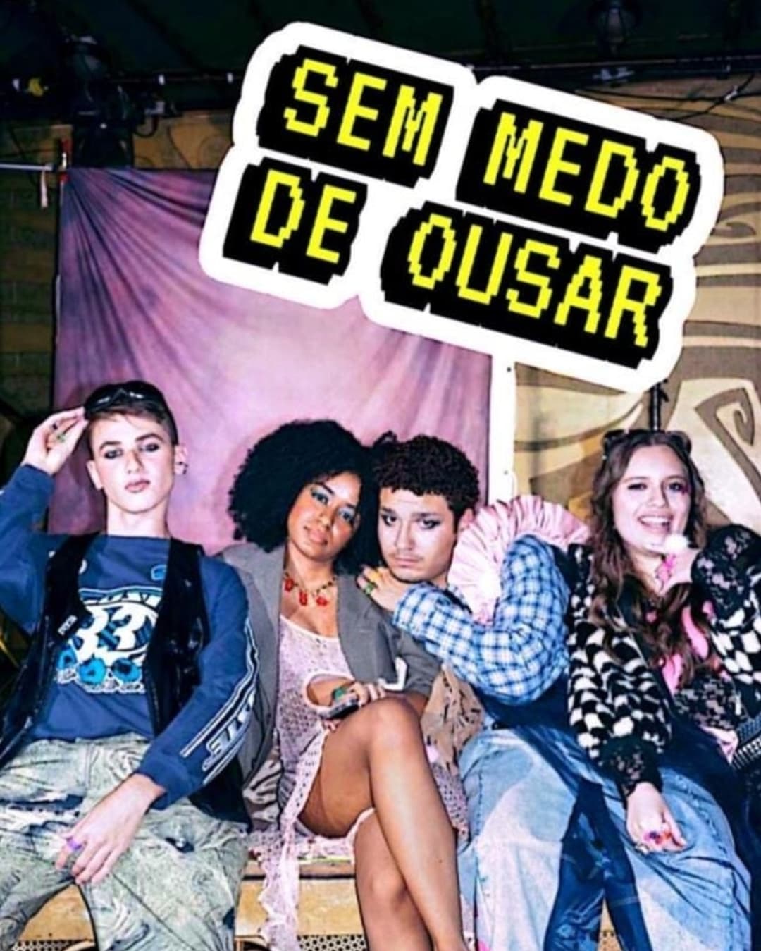 WhatsApp Image 2025-02-13 at 12.30.08 Foto de quatro jovens sentados um do lado do outro: dois garotos e duas garotas.