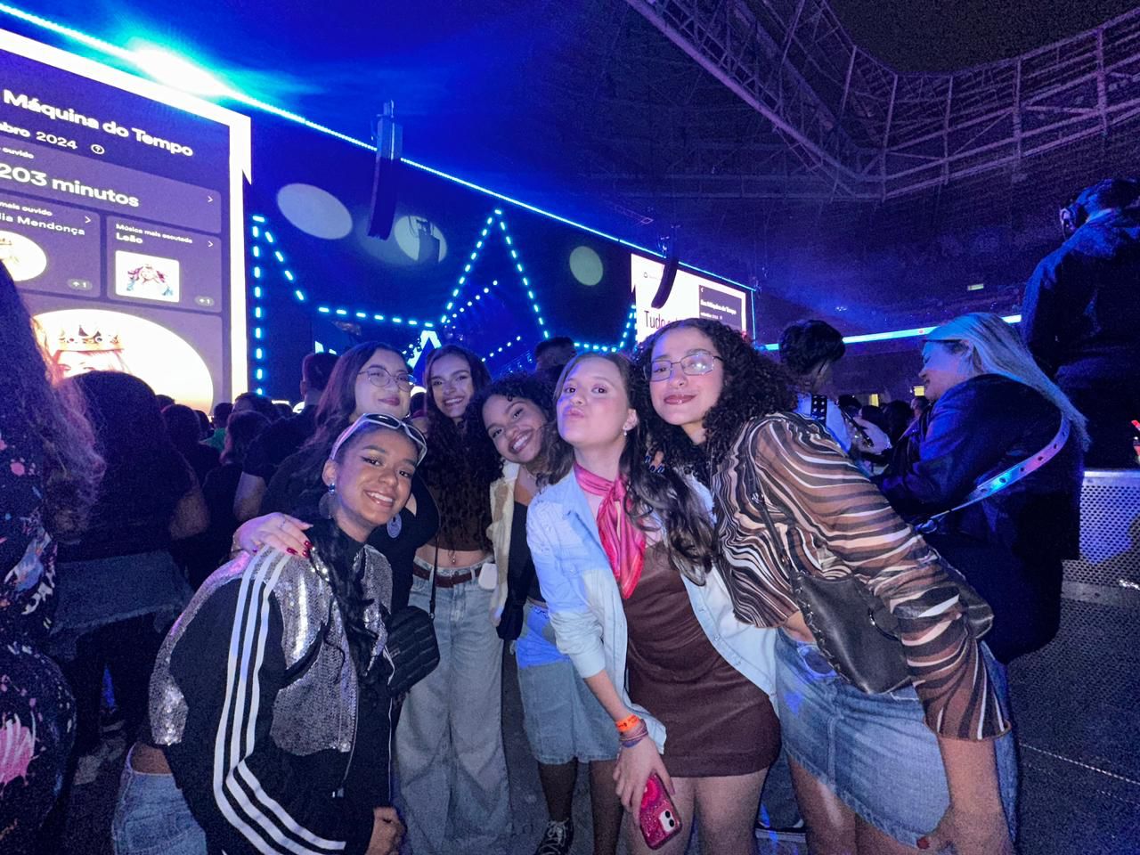 galerach-despedida Seis jovens em um show