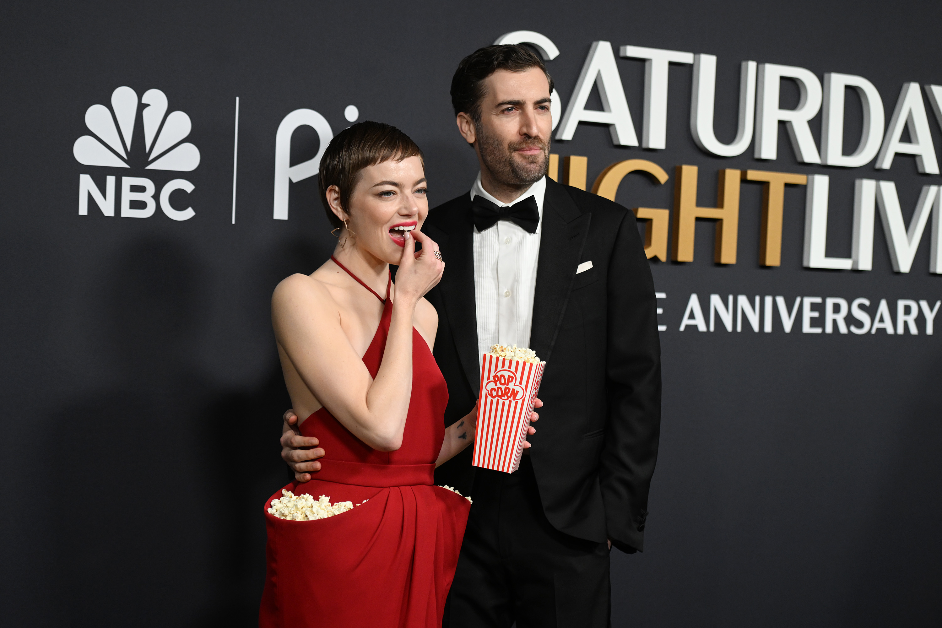 Emma Stone e Dave McCary no SNL50