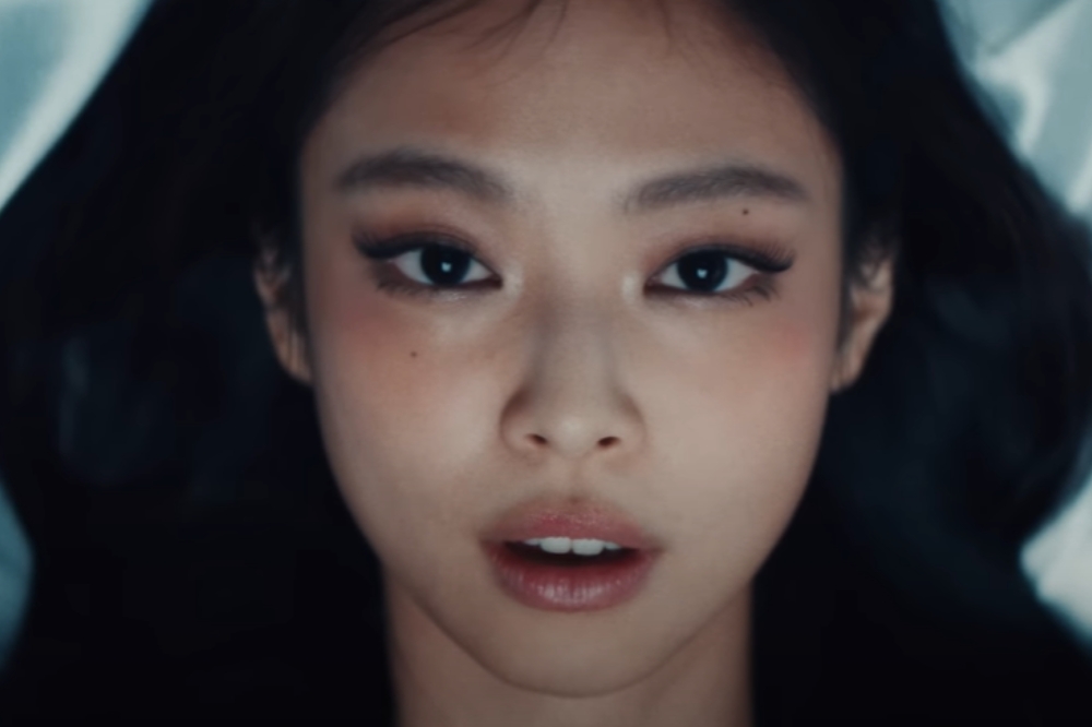 Jennie no clipe da música 'Love Hangover'