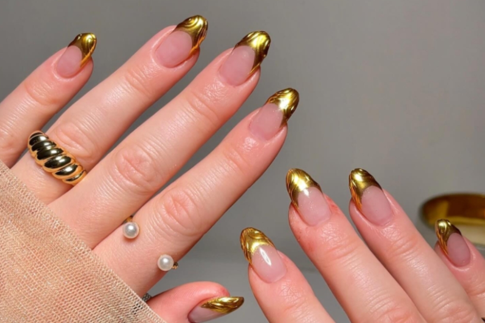 Unhas francesinhas em dourado cromado