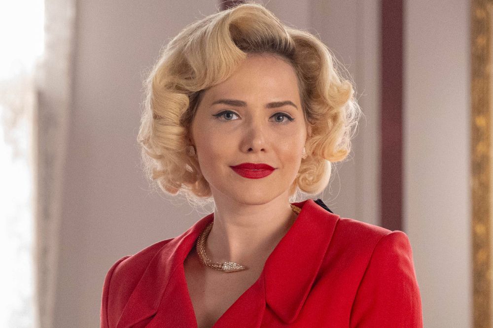 zelia Zélia, vivida por Letícia Colin, em Garota do Momento; ela está posando para foto sorrindo levemente em imagem da novela