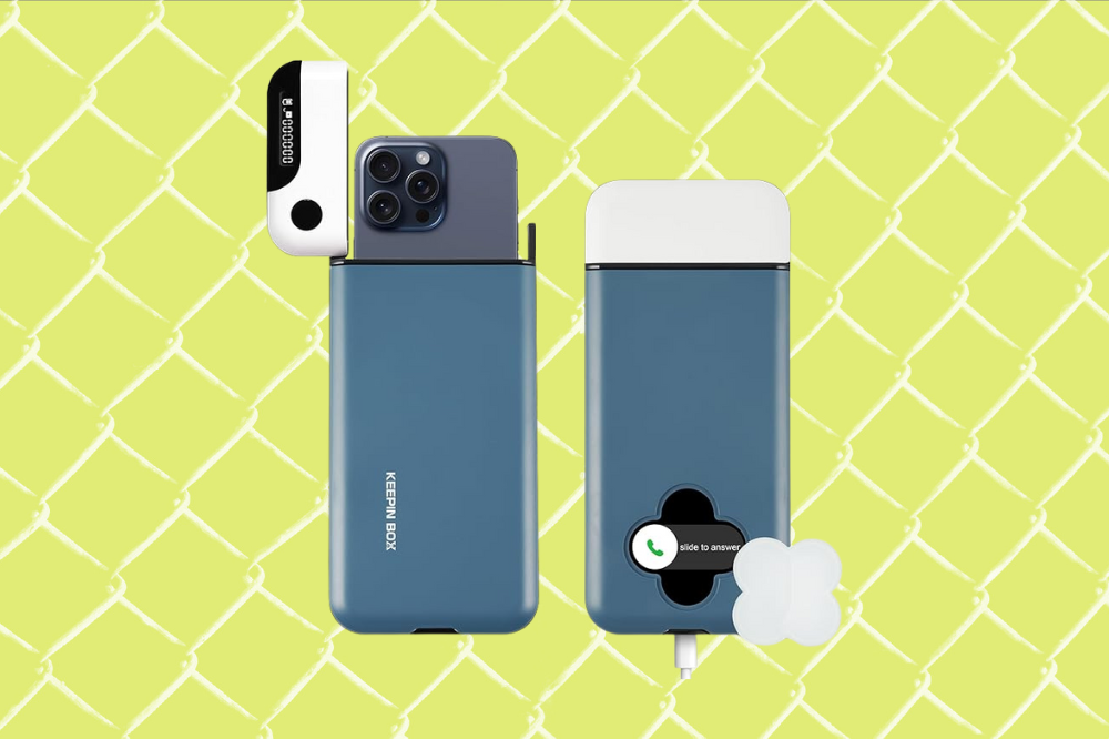 Imagem de uma capinha que guarda celular azul escura, com a tampa aberta e um celular azul claro dentro.